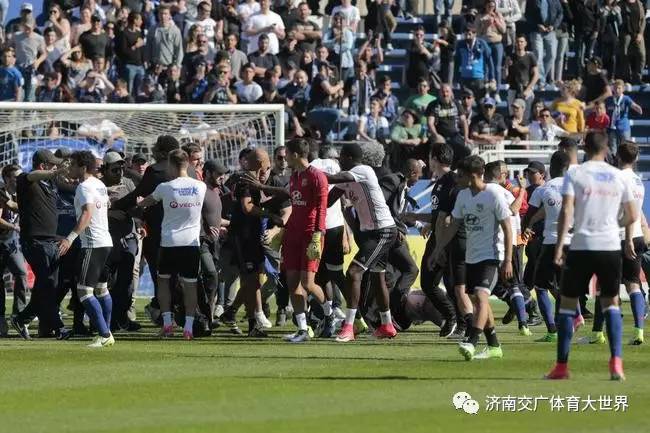  尼斯主场球迷冲突导致比赛中断半小时  